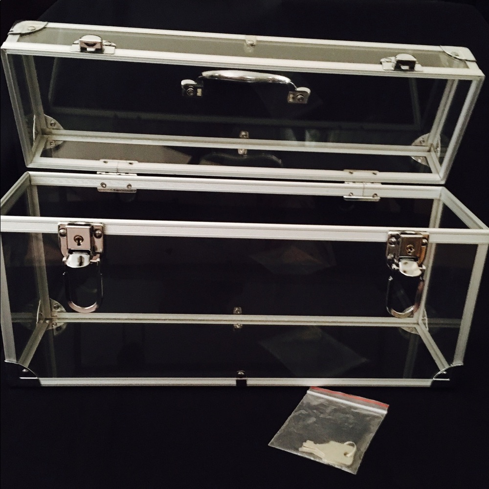 Clear locking case - Picture 2 of 3